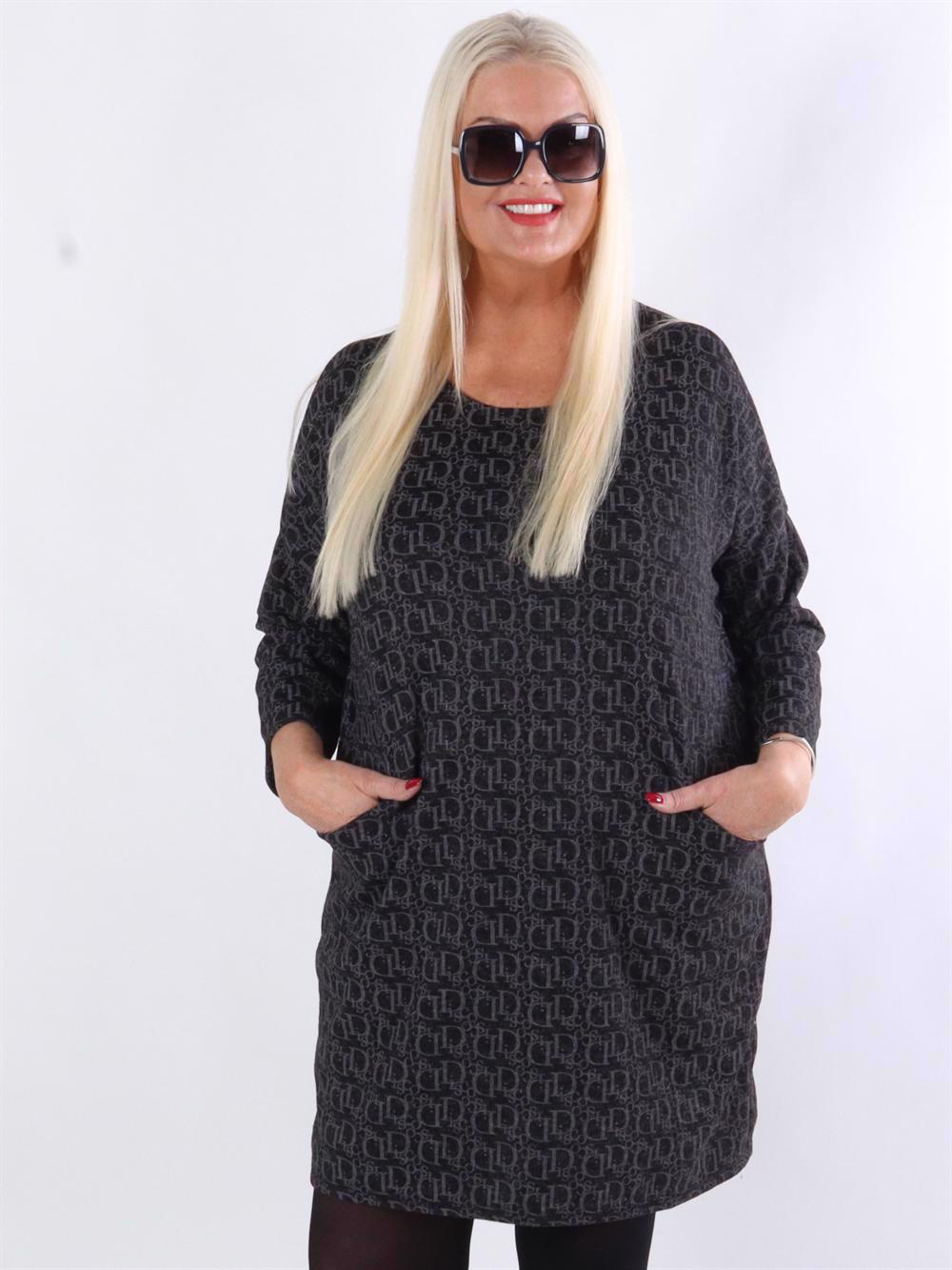 Ava - Kjole med skrift og lommer